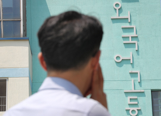 이재정 경기도교육감이 외국어고와 자율형 사립고를 단계적으로 폐지하겠다고 밝히면서 이런 움직임이 전국으로 확산할지가 관심이다. 전국 시도교육청의 대부분은 외고·자사고 폐지와 관련해 교육부의 지침이 내려오면 따르겠다는 유보하는 태도를 일단 보이고 있다. 전국적으로 외고는 31곳, 자사고는 46곳이다. 15일 서울시내 한 외고에서 관계자가 학교 외벽을 바라보고 있다